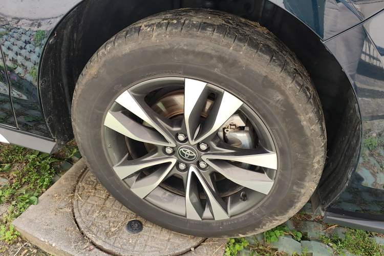 Used Toyota Granvia 2024 2.5L Hybrid Prestige PLUS Four-Wheel Drive Version Right Front Wheel Hub