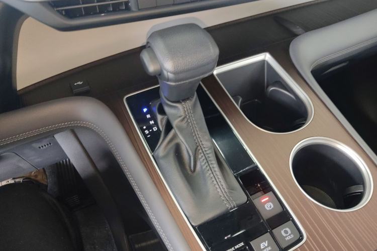 Used Toyota Granvia 2024 2.5L Hybrid Comfort Edition Gear Lever