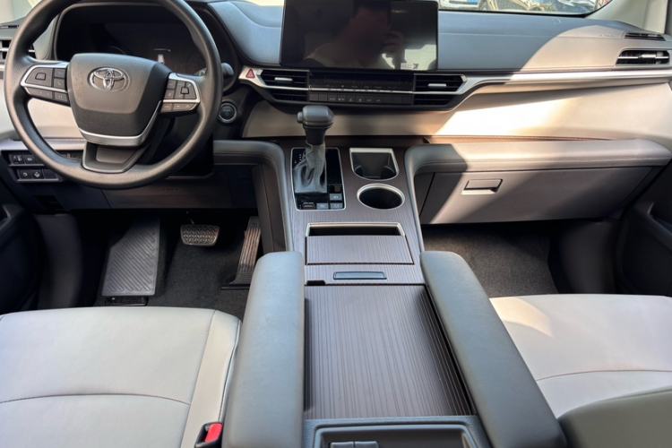 Used Toyota Granvia 2024 2.5L Hybrid Comfort Edition Interior 3