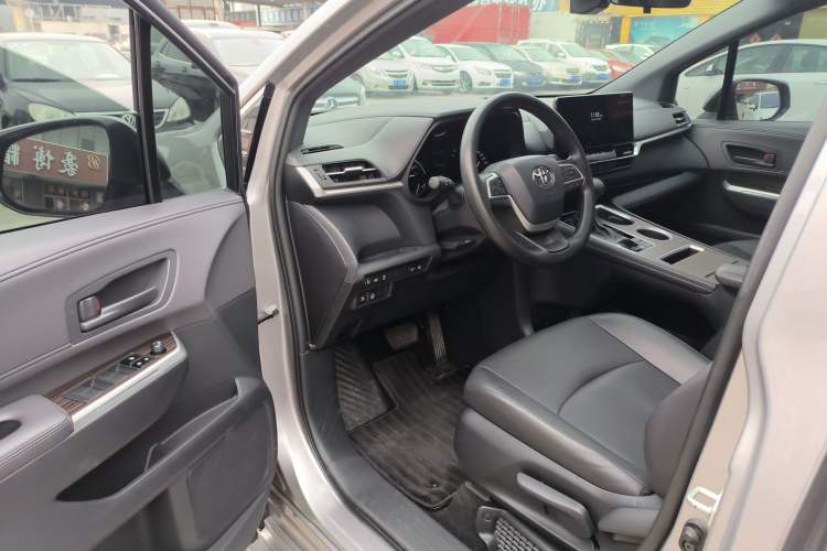 Used Toyota Granvia 2024 2.5L Hybrid Luxury Edition Interior 3