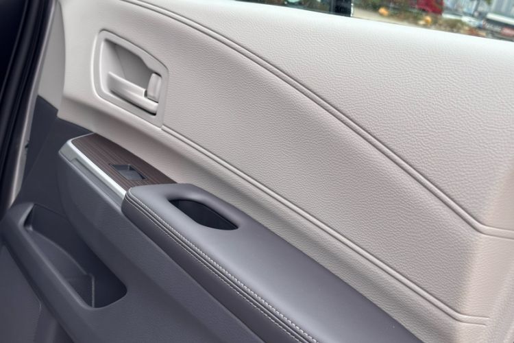 Used Toyota Granvia 2024 2.5L Hybrid Comfort Edition Interior 5