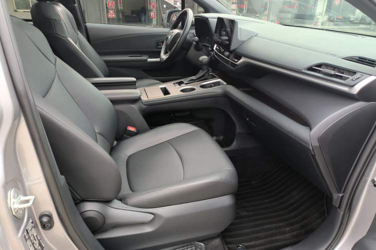 Used Toyota Granvia 2024 2.5L Hybrid Luxury Edition Right Front Seat
