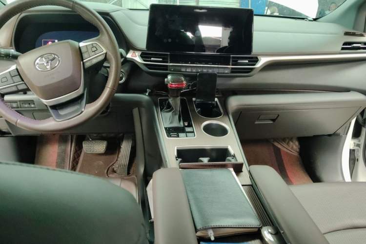Used Toyota Granvia 2024 2.5L Hybrid Prestige PLUS Four-Wheel Drive Version Audio And AC Panel