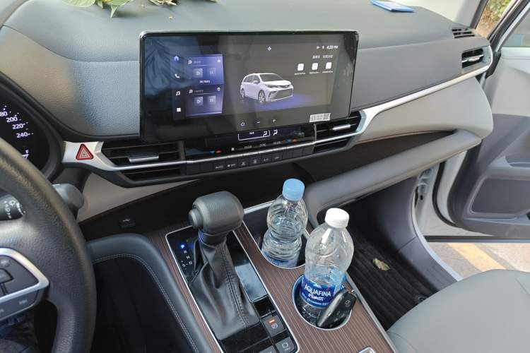 Used Toyota Granvia 2024 2.5L Hybrid Comfort Edition Audio And AC Panel