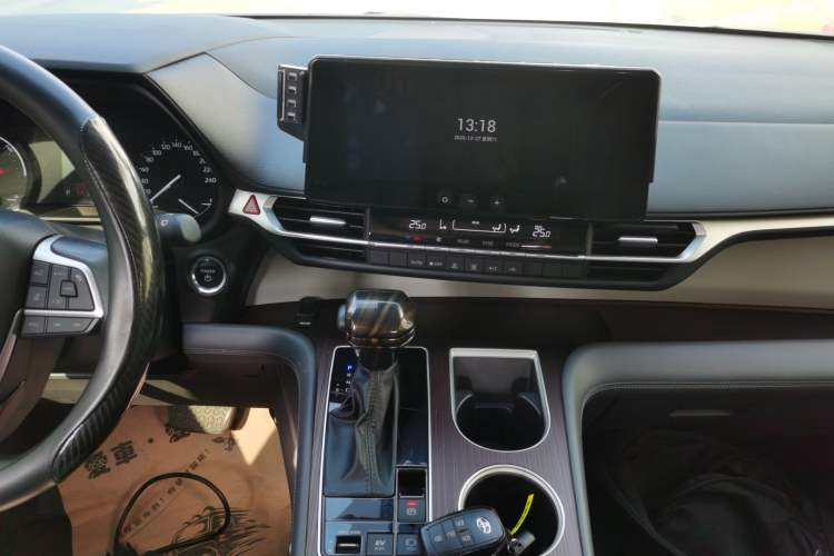 Used Toyota Granvia 2024 2.5L Hybrid Comfort Edition Audio And AC Panel