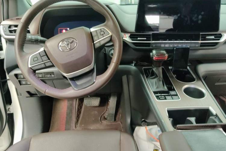 Used Toyota Granvia 2024 2.5L Hybrid Prestige PLUS Four-Wheel Drive Version Center Console