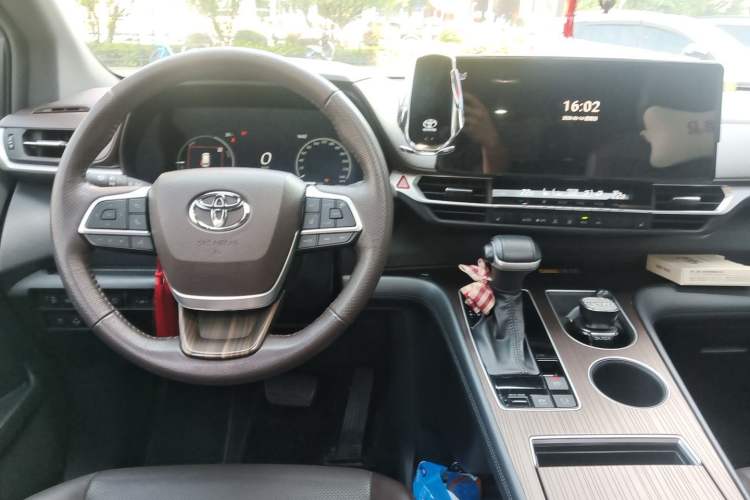 Used Toyota Granvia 2024 2.5L Hybrid Prestige PLUS Four-Wheel Drive Version Center Console
