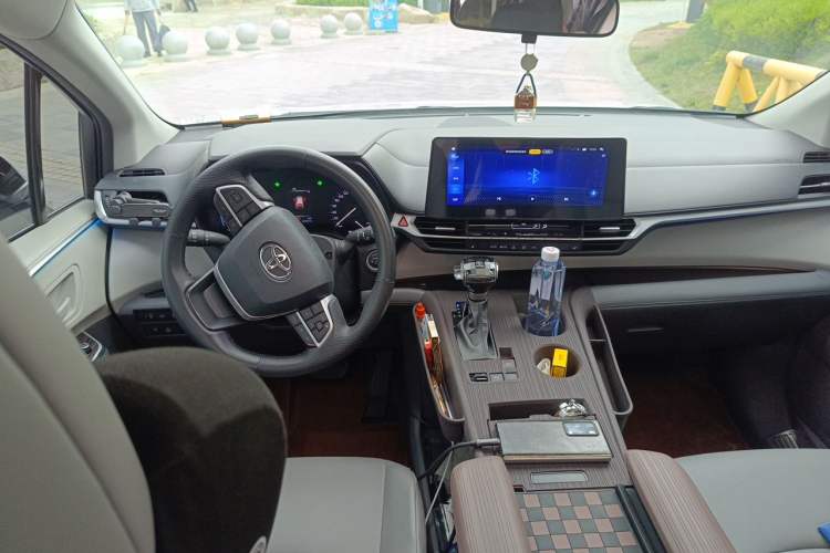 Used Toyota Granvia 2024 2.5L Hybrid Comfort Edition Center Console