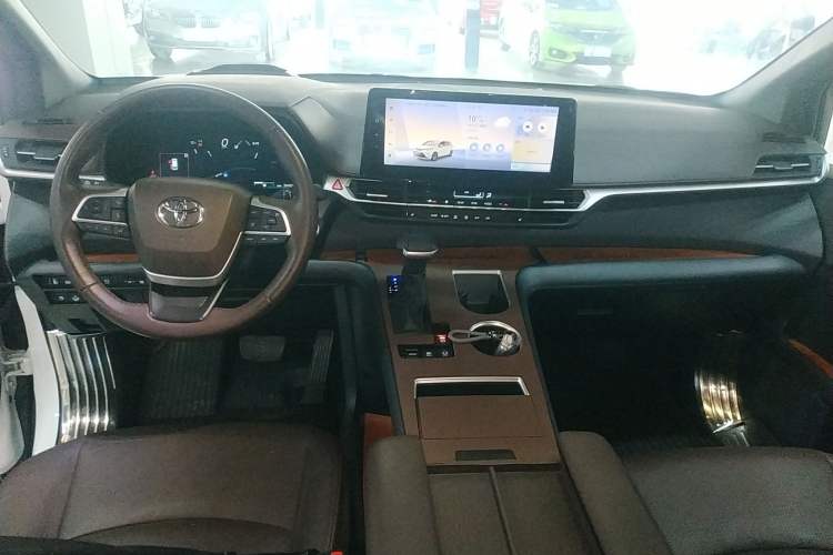 Used Toyota Granvia 2024 2.5L Hybrid Prestige PLUS Four-Wheel Drive Version Center Console