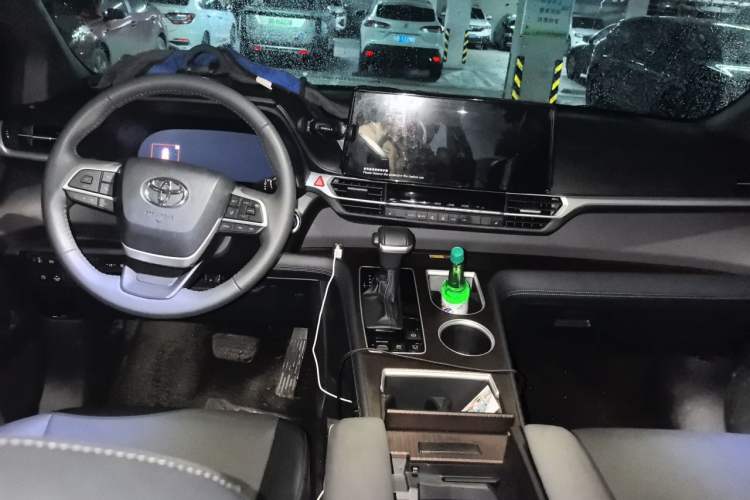 Used Toyota Granvia 2024 2.5L Hybrid Prestige PLUS Four-Wheel Drive Version Center Console