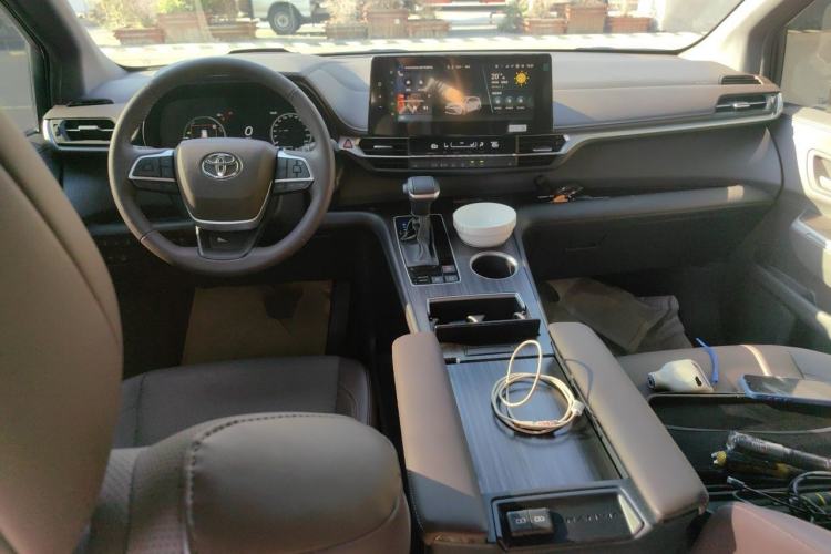 Used Toyota Granvia 2024 2.5L Hybrid Prestige PLUS Four-Wheel Drive Version Center Console