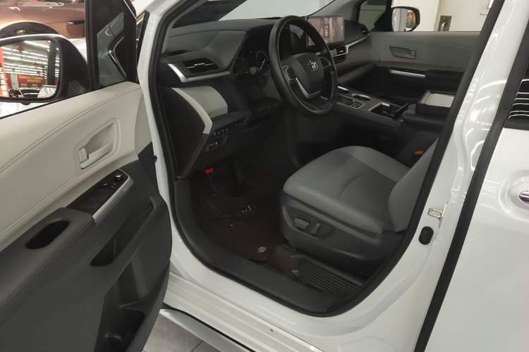 Used Toyota Granvia 2024 2.5L Hybrid Comfort Edition Driver Seat