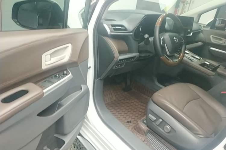 Used Toyota Granvia 2024 2.5L Hybrid Comfort Edition Driver Seat