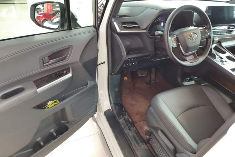 Used Toyota Granvia 2024 2.5L Hybrid Luxury Edition Driver Seat