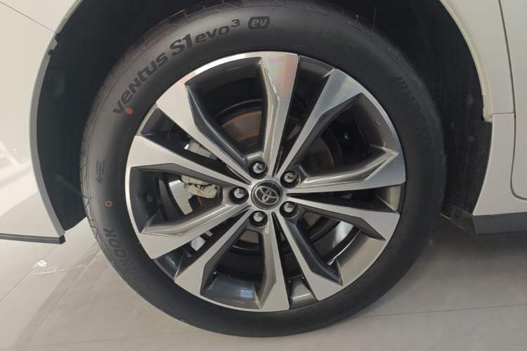 Used Toyota Granvia 2024 2.5L Hybrid Prestige PLUS Edition Exterior 2