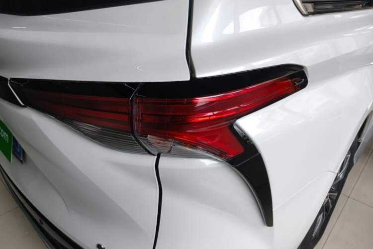 Used Toyota Granvia 2024 2.5L Hybrid Luxury Edition Exterior 3