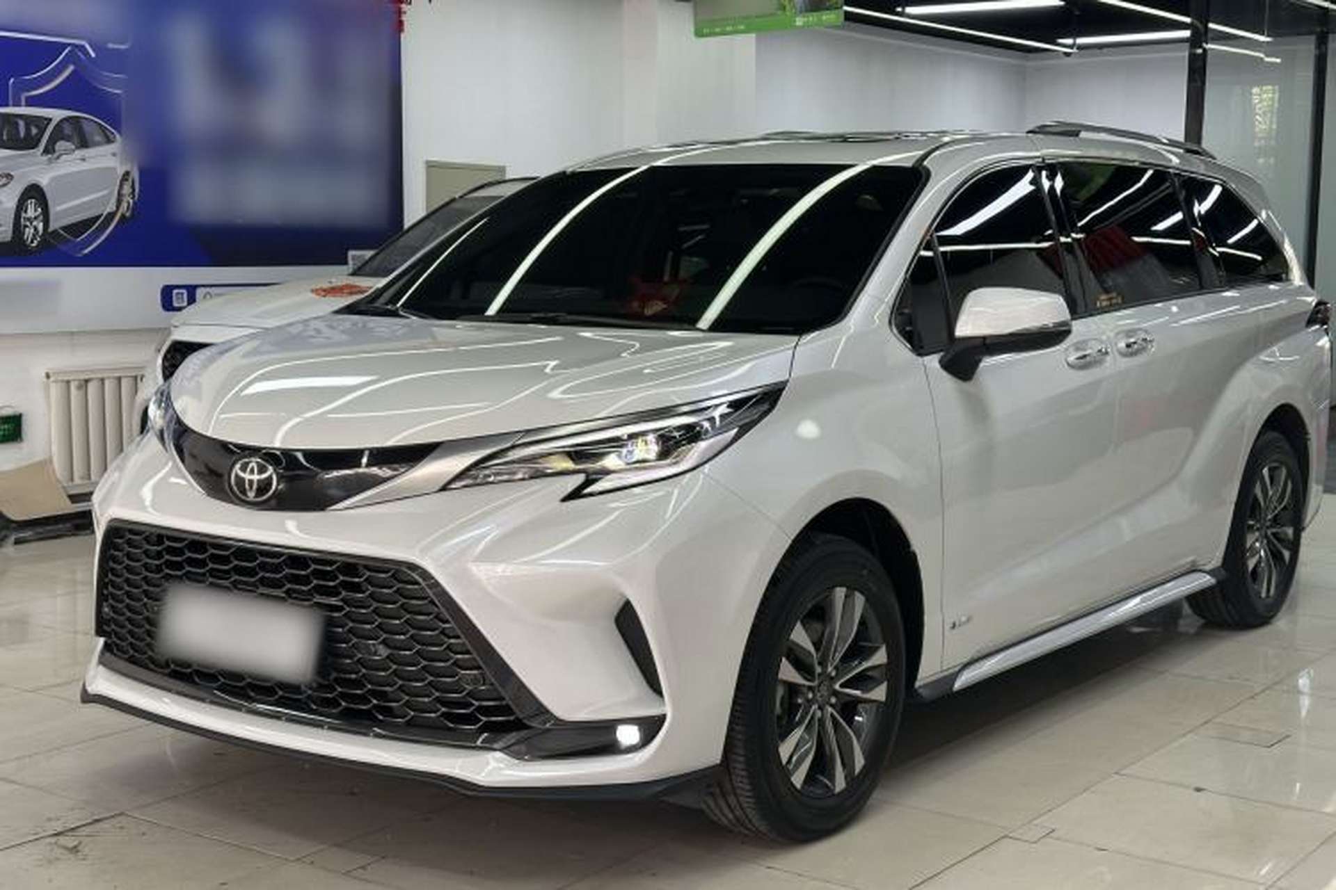 Used Toyota Granvia 2024 2.5L Hybrid Luxury Edition Front Left 45 Deg