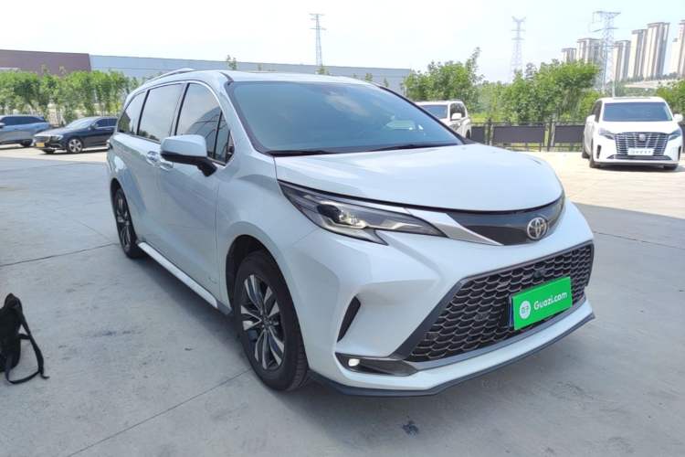 Used Toyota Granvia 2024 2.5L Hybrid Luxury Edition Front Right 45 Deg