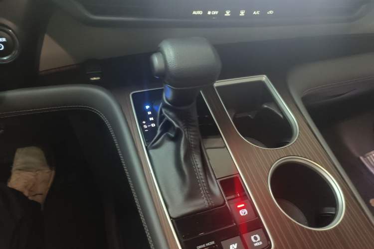 Used Toyota Granvia 2024 2.5L Hybrid Comfort Edition Gear Lever
