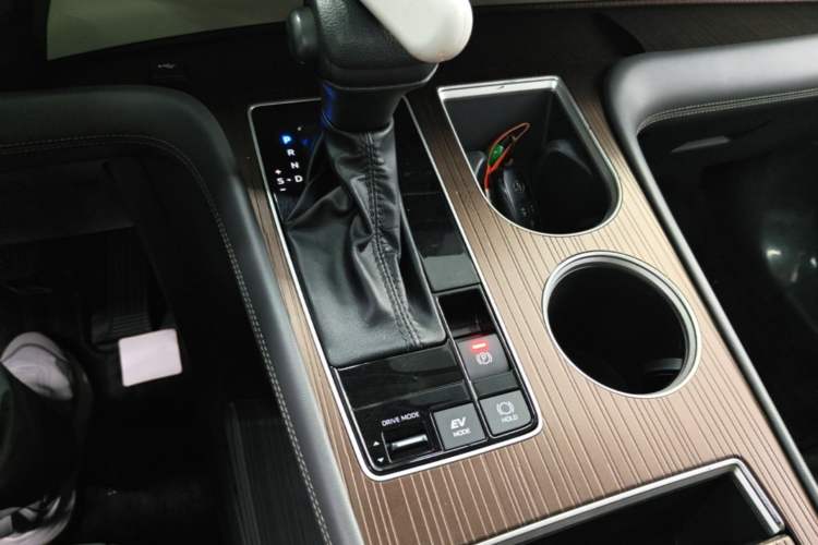 Used Toyota Granvia 2024 2.5L Hybrid Comfort Edition Gear Lever