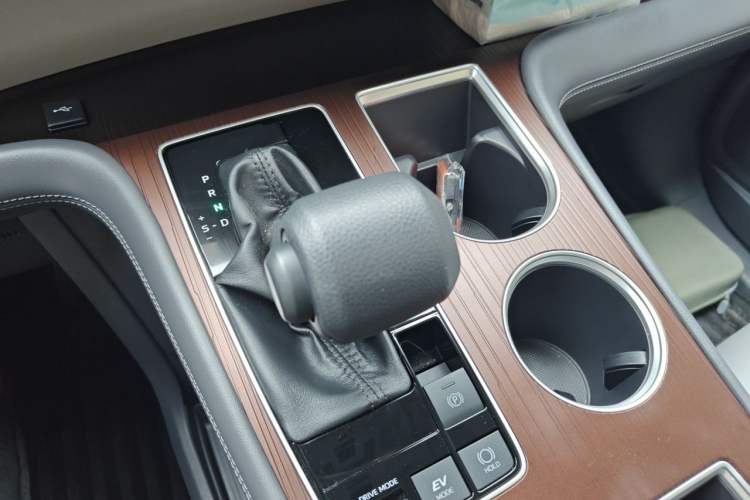Used Toyota Granvia 2024 2.5L Hybrid Comfort Edition Gear Lever