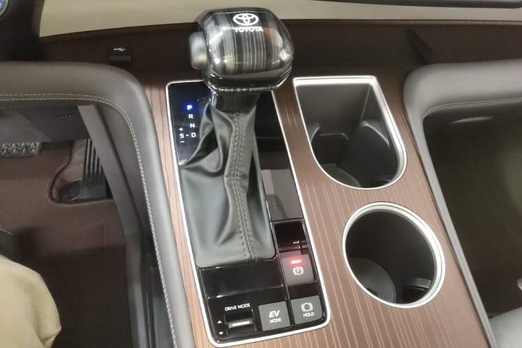 Used Toyota Granvia 2024 2.5L Hybrid Comfort Edition Gear Lever