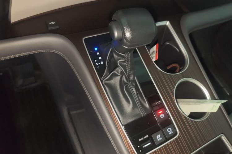 Used Toyota Granvia 2024 2.5L Hybrid Comfort Edition Gear Lever