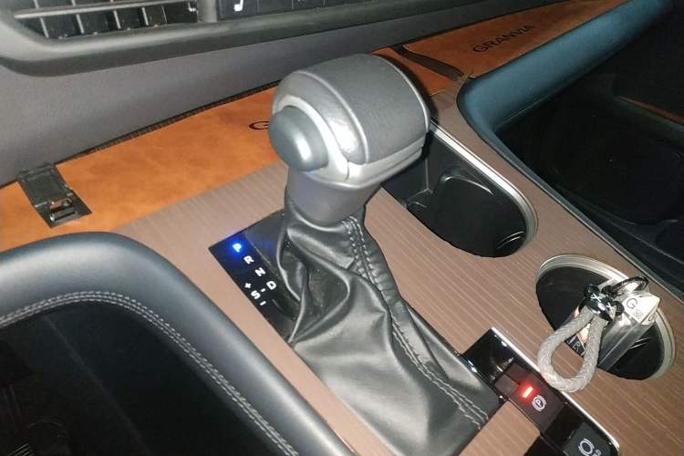 Used Toyota Granvia 2024 2.5L Hybrid Prestige PLUS Four-Wheel Drive Version Gear Lever
