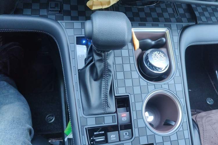 Used Toyota Granvia 2024 2.5L Hybrid Comfort Edition Gear Lever