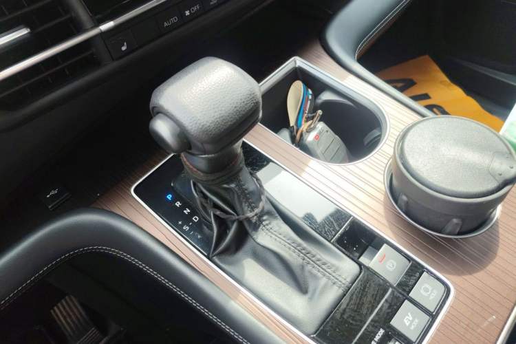 Used Toyota Granvia 2024 2.5L Hybrid Luxury Edition Gear Lever