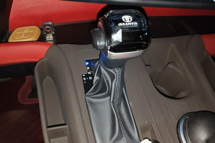 Used Toyota Granvia 2024 2.5L Hybrid Luxury Edition Gear Lever
