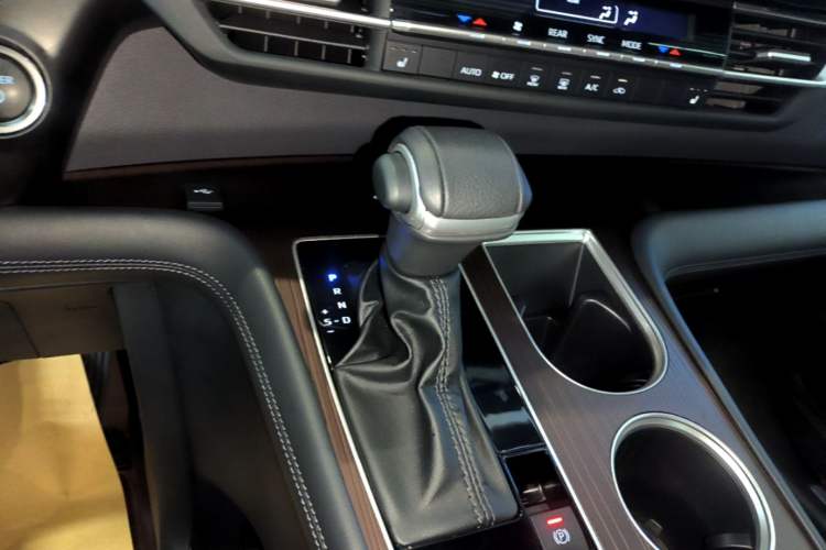 Used Toyota Granvia 2024 2.5L Hybrid Prestige PLUS Four-Wheel Drive Version Gear Lever