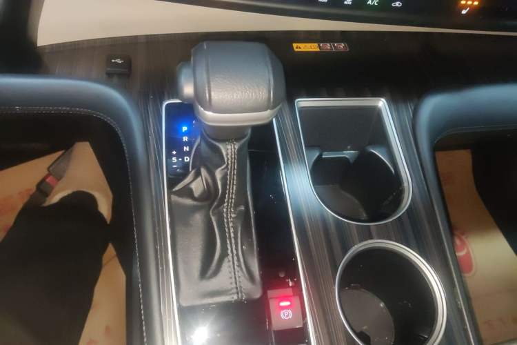 Used Toyota Granvia 2024 2.5L Hybrid Prestige ULTRA Edition Gear Lever
