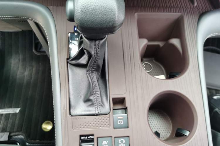Used Toyota Granvia 2024 2.5L Hybrid Comfort Edition Gear Lever