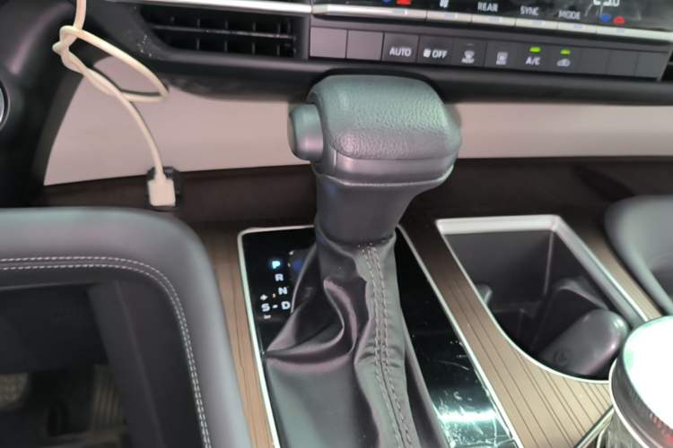 Used Toyota Granvia 2024 2.5L Hybrid Comfort Edition Gear Lever