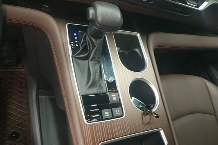 Used Toyota Granvia 2024 2.5L Hybrid Comfort Edition Gear Lever