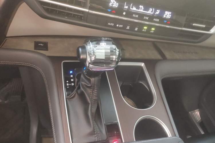 Used Toyota Granvia 2024 2.5L Hybrid Comfort Edition Gear Lever