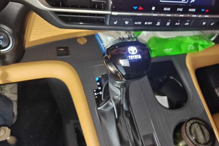 Used Toyota Granvia 2024 2.5L Hybrid Comfort Edition Gear Lever