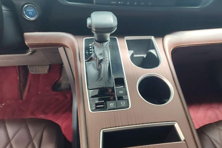 Used Toyota Granvia 2024 2.5L Hybrid Comfort Edition Gear Lever