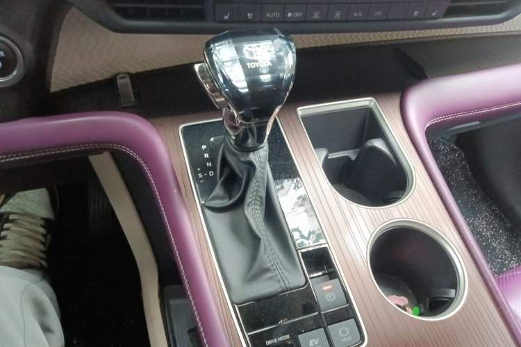 Used Toyota Granvia 2024 2.5L Hybrid Comfort Edition Gear Lever