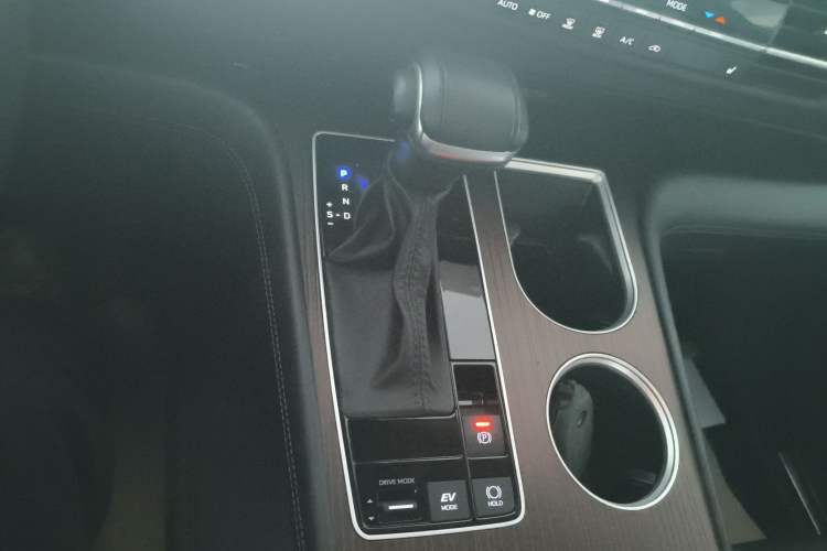 Used Toyota Granvia 2024 2.5L Hybrid Prestige PLUS Four-Wheel Drive Version Gear Lever