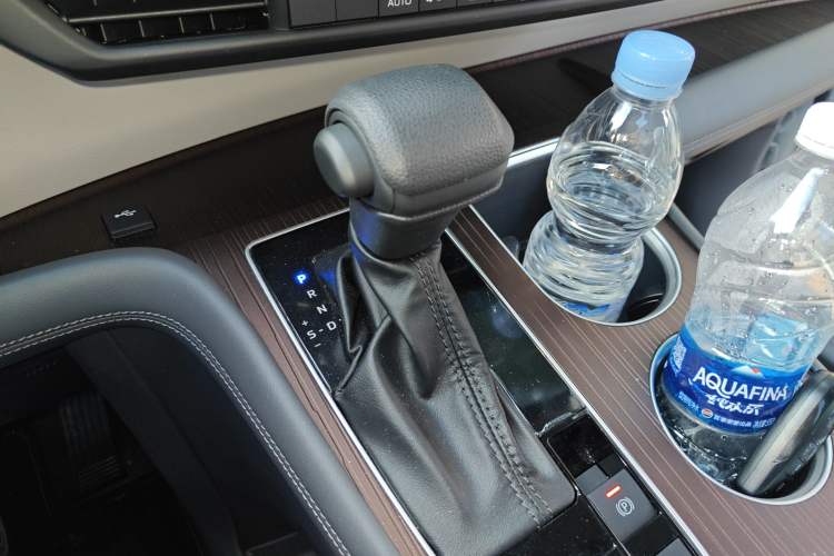 Used Toyota Granvia 2024 2.5L Hybrid Comfort Edition Gear Lever