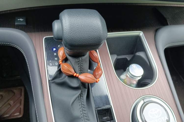 Used Toyota Granvia 2024 2.5L Hybrid Comfort Edition Gear Lever