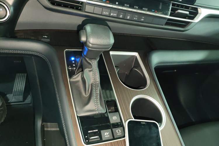 Used Toyota Granvia 2024 2.5L Hybrid Comfort Edition Gear Lever