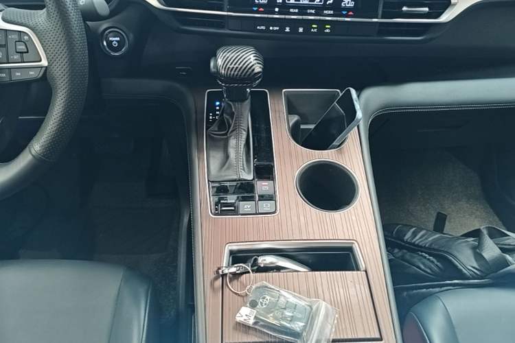 Used Toyota Granvia 2024 2.5L Hybrid Luxury Edition Gear Lever