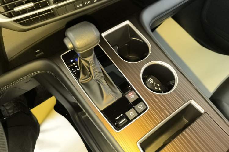 Used Toyota Granvia 2024 2.5L Hybrid Luxury Edition Gear Lever