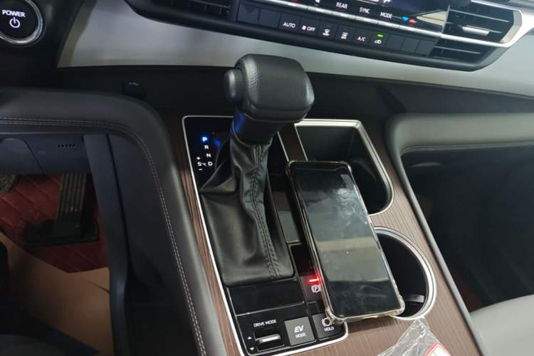 Used Toyota Granvia 2024 2.5L Hybrid Comfort Edition Gear Lever
