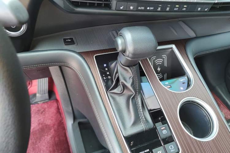 Used Toyota Granvia 2024 2.5L Hybrid Luxury Edition Gear Lever