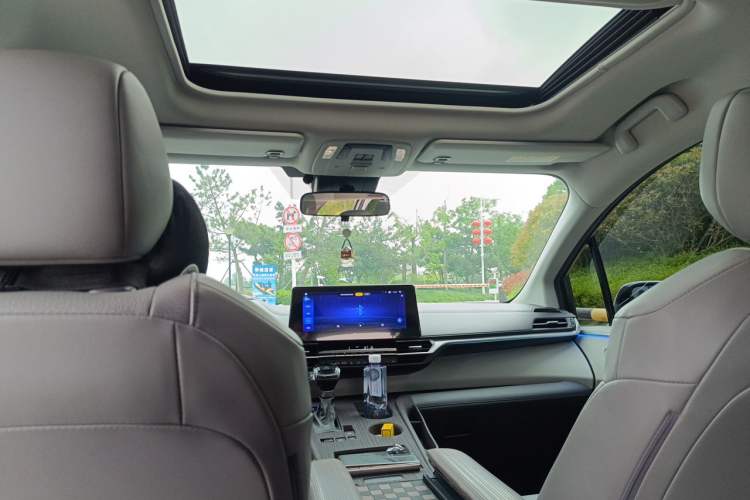 Used Toyota Granvia 2024 2.5L Hybrid Comfort Edition Headliner