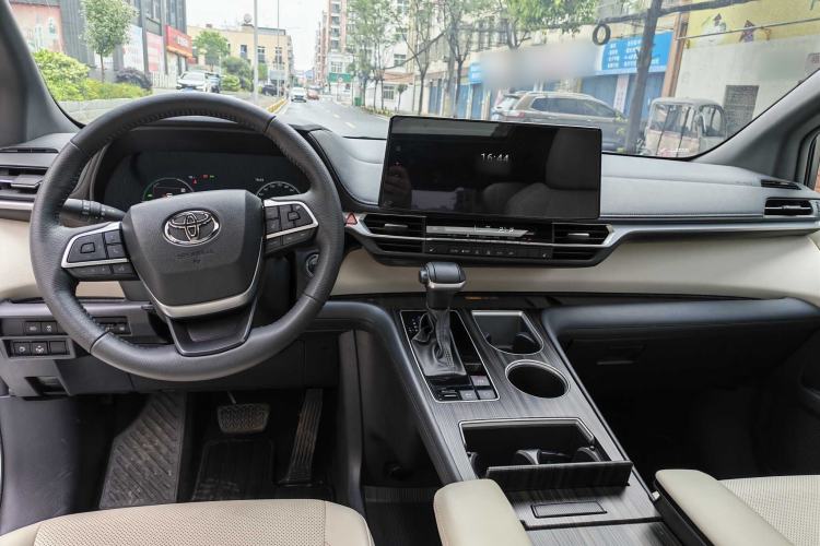 Used Toyota Granvia 2024 2.5L Hybrid Prestige ULTRA Edition Interior 1